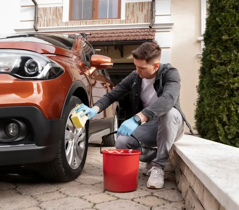 Lavage auto à domicile Le Trévoux : professionnel intervenant sur un véhicule